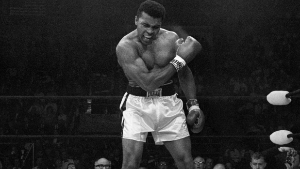 Dieci anni senza Muhammad Ali: come ha cambiato la boxe e come ha cambiato il mondo