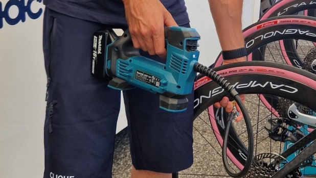 La dura vita dei meccanici al Giro d'Italia