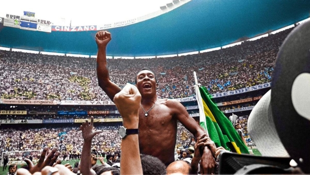 Pelé, Maradona, Rivera, Michael Jackson, il Papa, le guerre: l'Azteca, uno stadio da romanzo
