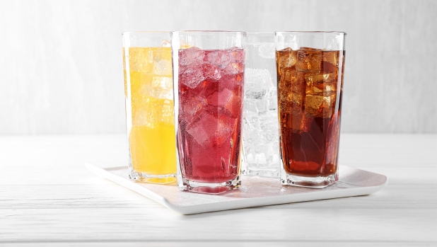 Stick aromatizzanti per l'acqua: fanno bene? Sono davvero senza calorie? Risponde l'esperto