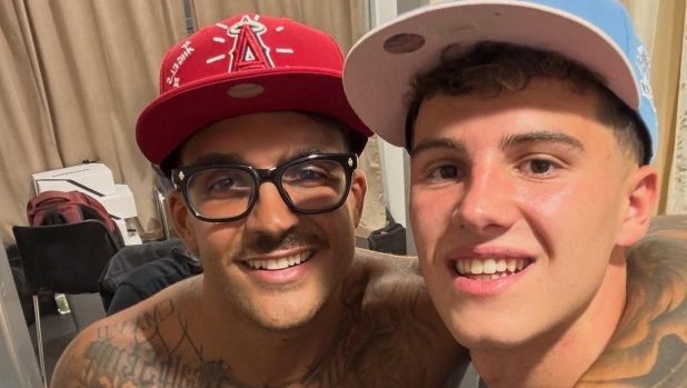 Maglia del Napoli al concerto di Geolier per il figlio di Amadeus, il video è virale