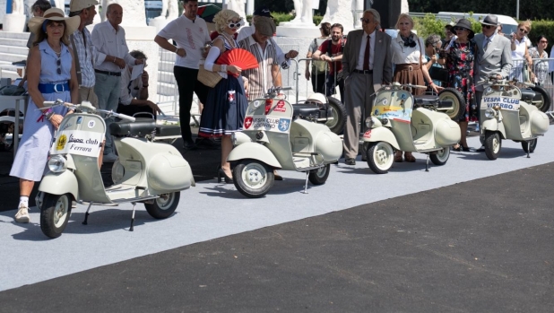 Festa per gli 80 anni della Vespa a Roma: concorso di eleganza, il gran finale