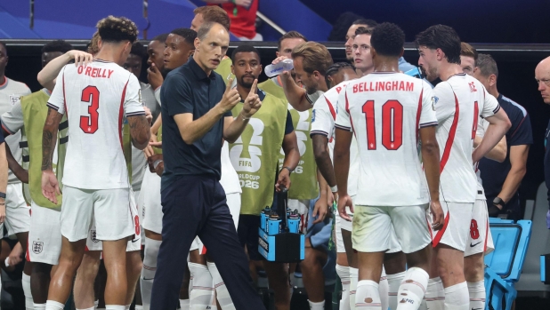 Carabao Cup, in Inghilterra torna la hydration break ma i tifosi non ci stanno: fischi e polemiche