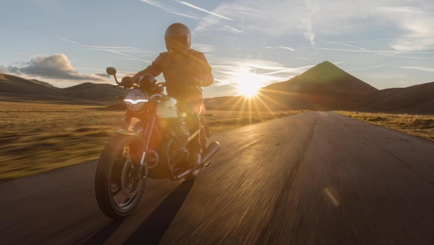 Moto Guzzi V7 Sport, come va la bicilindrica nata nel passato che accelera nel presente