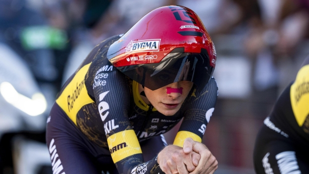 Dalla coda di Lemond al becco di Vingegaard, la lotta contro il tempo passa dai caschi