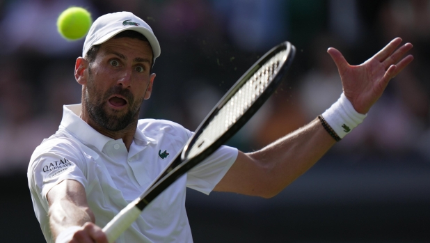 Djokovic ai quarti per la nona volta di fila: "Tengo la mente nel presente". Sabalenka eliminata