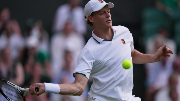 LIVE Wimbledon, Sinner-Mochizuki 6-3 4-4: Jannik si lamenta del buio, ora si chiude il tetto