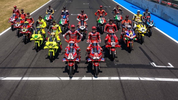 Il Wdw 2026 con Carl Fogarty, moto uniche e il fiume rosso