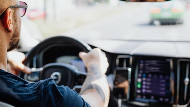 Veleggiamento: come risparmiare sulle auto ibride, elettriche e termiche