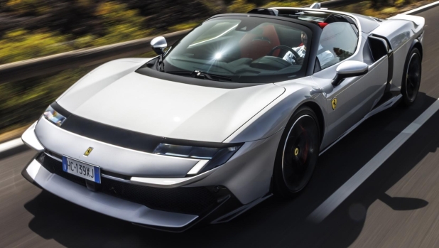 Ferrari 849 Testarossa Spider: il cielo sopra 1.050 cavalli. Come va