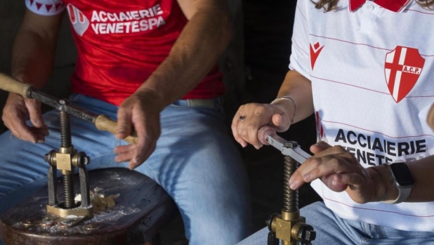 Il Padova presenta le nuove maglie: dentro c'è l'anima della provincia laboriosa