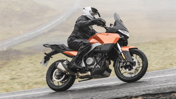 Norton Atlas: torna l’adventure inglese. La prova on e off road in Islanda