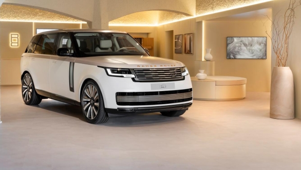 Range Rover: lusso in Costa Smeralda, fra yacht, off-road e le novità firmate Bespoke Studio