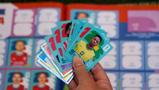 Da “celo, celo, manca” alle card: la guerra da 20 miliardi per le figurine