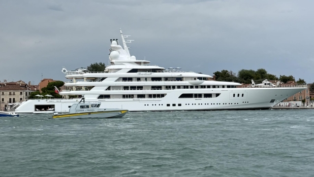 A bordo del megayacht da 450 milioni di Fertitta, ambasciatore Usa