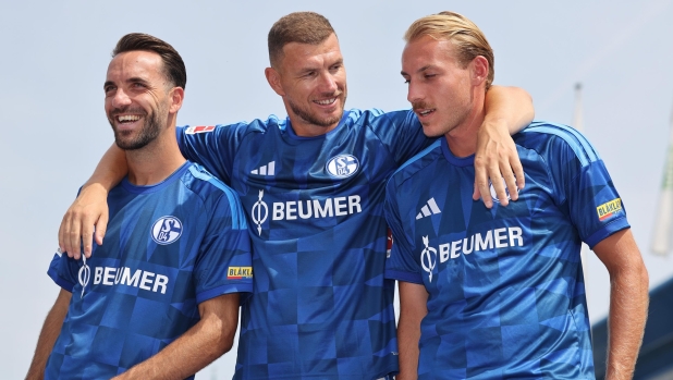 Schalke 04, dopo 3 anni torna in Bundesliga e i tifosi impazziscono: 40mila maglie vendute in 2 ore