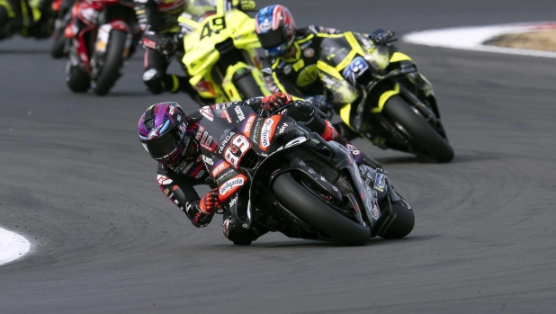 LIVE MotoGP Silverstone, caccia alle super Aprilia. Alle 14 il via del GP