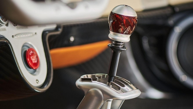 Supercar con cambio manuale: le "analogiche" più veloci al mondo