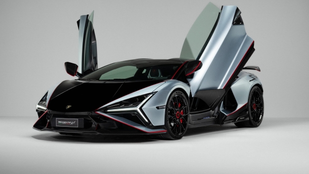 Lamborghini Revuelto SV: l'ode al V12 aspirato. Vista da vicino