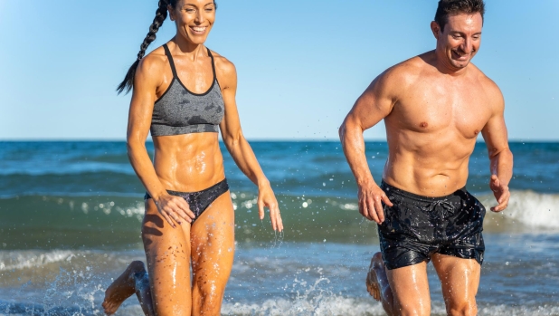 Standing Pilates Abs: due esercizi in piedi per addominali da urlo