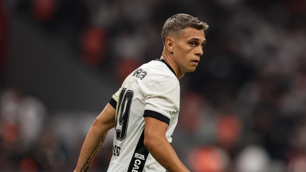 Trossard, che caos: schiaffeggiato in campo, il Besiktas non ci sta e attacca l'arbitro
