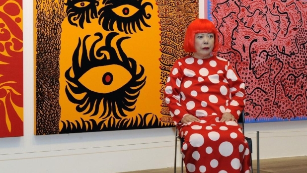 È morta Yayoi Kusama: l'artista giapponese "Regina dei pois" aveva 97 anni