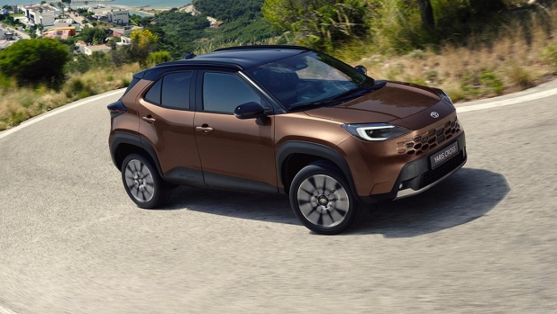 Toyota Yaris Cross 2026, la prova del Suv full hybrid: come va, consumi e prezzi