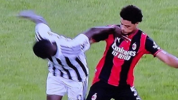 Juve-Milan, la moviola: De Winter su Kolo Muani sembra fallo. Gila, niente rigore