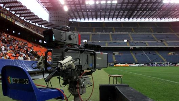 Una telecamera in uno stadio: Sky e Dazn sono licenziatari dei diritti tv del massimo campionato. Ansa