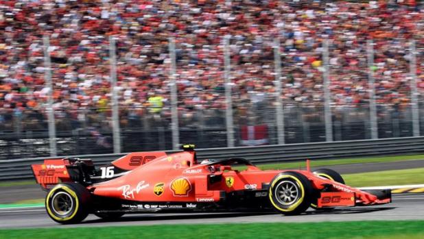 La Ferrari di Leclerc e l’onda rossa dei tifosi a Monza. Ansa