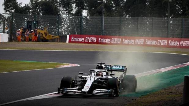 Lewis Hamilton sulla sua Mercedes nel corso delle prove libere. EPA