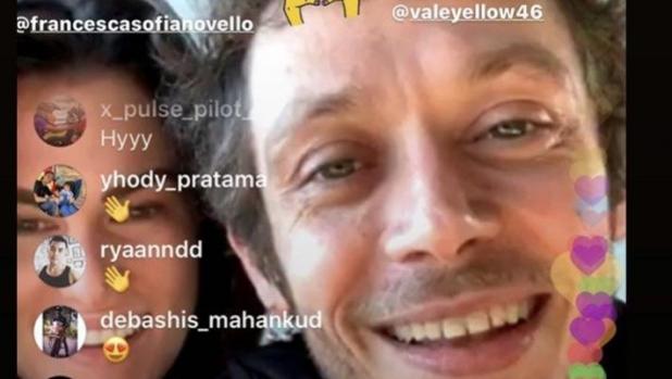 Valentino Rossi con la fidanzata Francesca Sofia Novello durante la diretta Instagram con Jovanotti