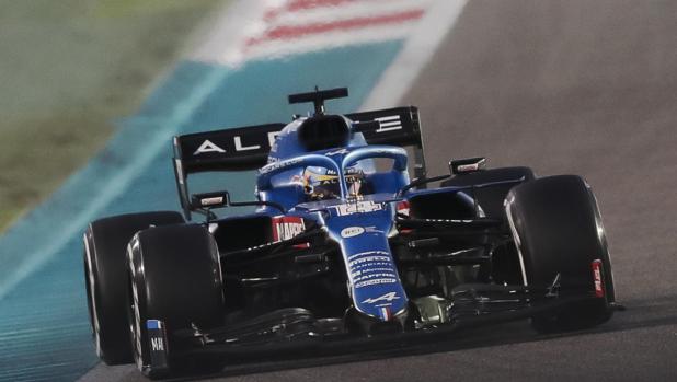 epa09638264 Spanish Formula One driver Fernando Alonso of Alpine F1 Team in action during the 2021 Formula One Grand Prix of Abu Dhabi at Yas Marina Circuit in Abu Dhabi, United Arab Emirates, 12 December 2021.  EPA/Ali Haider