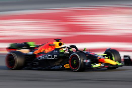 BARCELONA, SPAIN - FEBRUARY 23: Max Verstappen of the Netherlands driving the (1) Oracle Red Bull Racing RB18 during Day One of F1 Testing at Circuit de Barcelona-Catalunya on February 23, 2022 in Barcelona, Spain. (Photo by Mark Thompson/Getty Images)