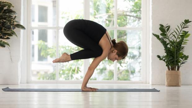 yoga polso infortuni asana arm balances