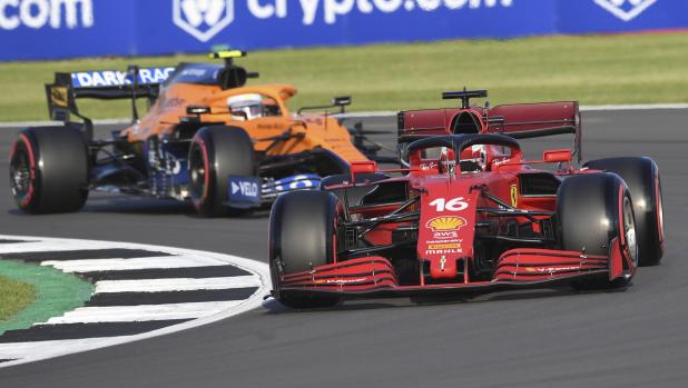 epa09349257 Monaco's Formula One driver Charles Leclerc (R) of Scuderia Ferrari Mission Winnow and British Formula One driver Lando Norris (L) of McLaren F1 Team in action during the qualifying session of the Formula One Grand Prix of Great Britain at the Silverstone Circuit, in Northamptonshire, Britain, 16 July 2021. The 2021 Formula One Grand Prix of Great Britain will take place on 18 July.  EPA/ANDY RAIN
