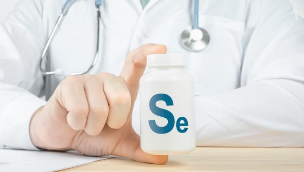 Se, Selenium supplements for human health. Doctor recommends taking Se, selenium. doctor talks about Benefits of selenium. Essential vitamins and minerals for humans. Se Health Concept.