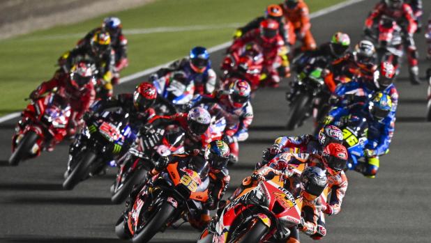 epa09805746 Riders in action during the MotoGP race of the Motorcycling Grand Prix of Qatar at the Losail international circuit in Doha, Qatar, 06 March 2022.  EPA/NOUSHAD THEKKAYIL