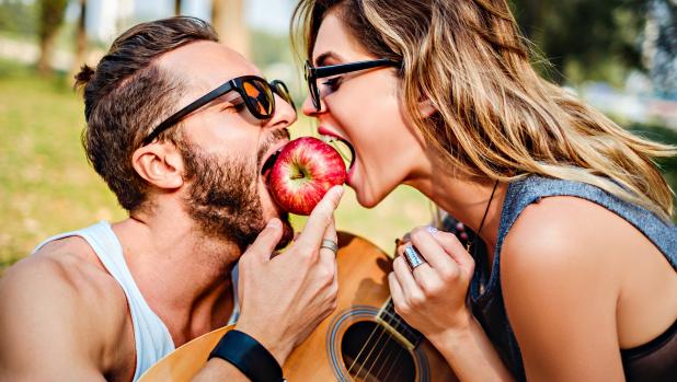 una coppia mangia una mela