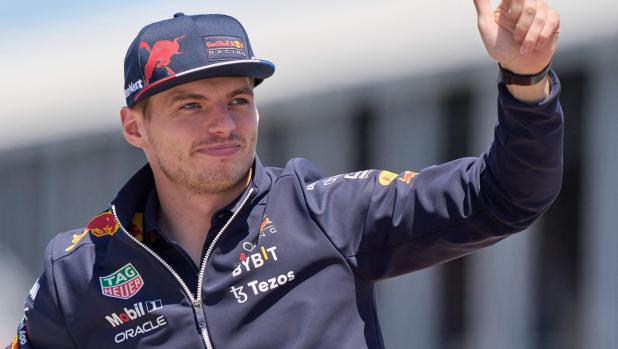 Red Bull Racing's Dutch driver Max Verstappen gestures to the crowd during the parade of drivers, ahead of the Canada Formula 1 Grand Prix on June 19, 2022, at Circuit Gilles-Villeneuve in Montreal. (Photo by Geoff Robins / AFP)