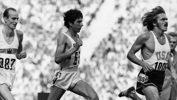(FILES) German runner Harald Norpoth (L), Belgium runner Emiel Puttemans (C) and US runner Steve Prefontaine compete in second heat of the 5000-metre run in Munich on September 8, 1972. - Steve Prefontaine, the American running legend who died almost 50 years ago, remains linked to the city of Eugene, in the US state of Oregon, which hosts the 2022 World Athletics Championships. (Photo by EPU / AFP)