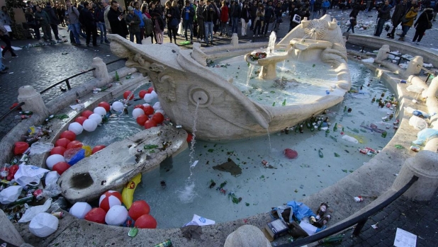 La Barcaccia di piazza di Spagna dopo il passaggio dei tifosi del Feyenoord a Roma nel 2015. Jpeg Fotoservizi