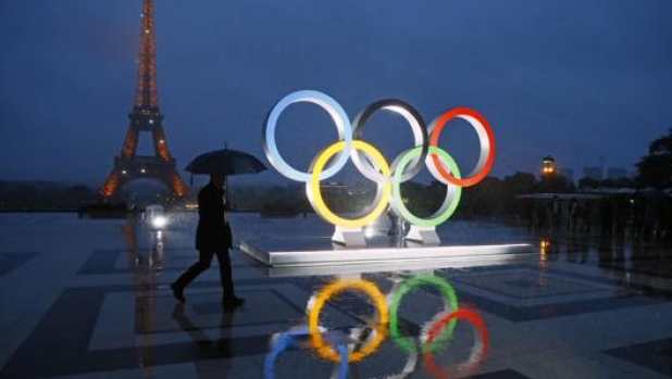 I cinque cerchi olimpici al Trocadero a Parigi. Ap