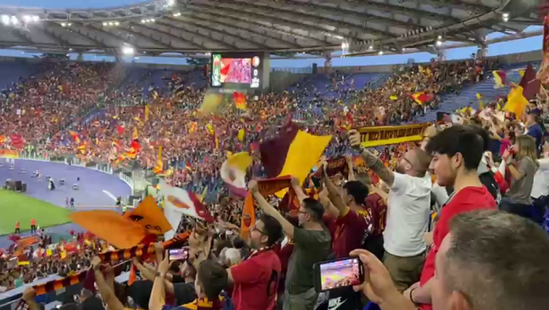 Non solo a Tirana. I tifosi della Roma seguono la finale di Conference League anche allo stadio Olimpico. Nel pre-partita, brividi per l'esecuzione della canzone "Mai sola mai" di Marco Conidi. Guarda il video