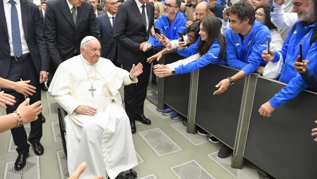 A handout picture provided by the Vatican Media shows Pope Francis meets with Italian Tennis and Padel Federation in Vatican, 06 May 2023. ANSA/ VATICAN MEDIA +++ ANSA PROVIDES ACCESS TO THIS HANDOUT PHOTO TO BE USED SOLELY TO ILLUSTRATE NEWS REPORTING OR COMMENTARY ON THE FACTS OR EVENTS DEPICTED IN THIS IMAGE; NO ARCHIVING; NO LICENSING +++ NPK