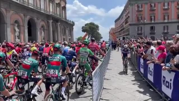 Giro d’Italia a Napoli la partenza con evenepoel che fa i controlli alla bici video di luca gialanella