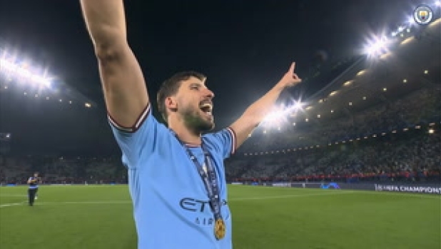 Guarda le migliori celebrazioni della leggendaria notte del City a Istanbul, quando i ragazzi di Guardiola hanno vinto la Champions League per la prima volta nella storia del club.