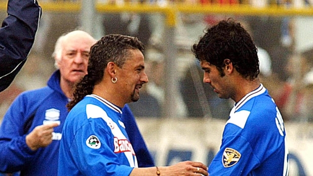 Guardiola cede la fascia da capitano a Baggio nel 2002. Ap