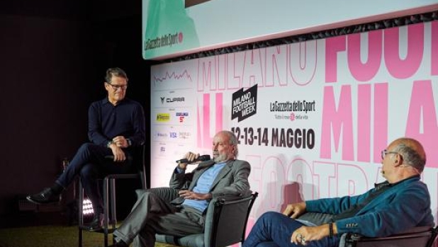 Walter Sabatini sul palco della Milano Football Week con Fabio Capello e Giancarlo Dotto.