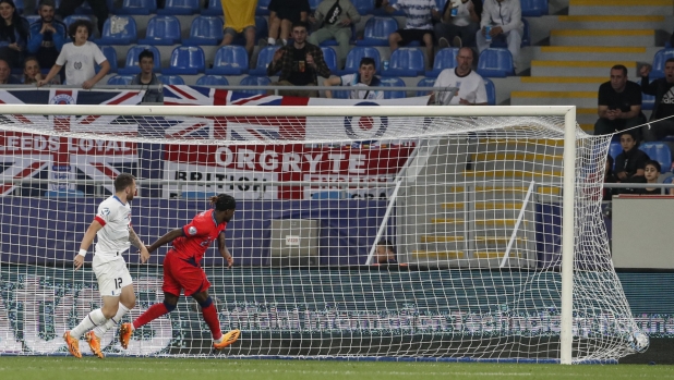 epa10706411 Jacob Ramsey (R) of England scores the 0-1 goal during the UEFA Under-21 Championship group stage match between Czech Republic and England in Batumi, Georgia, 22 June 2023.  EPA/DAVID MDZINARISHVILI